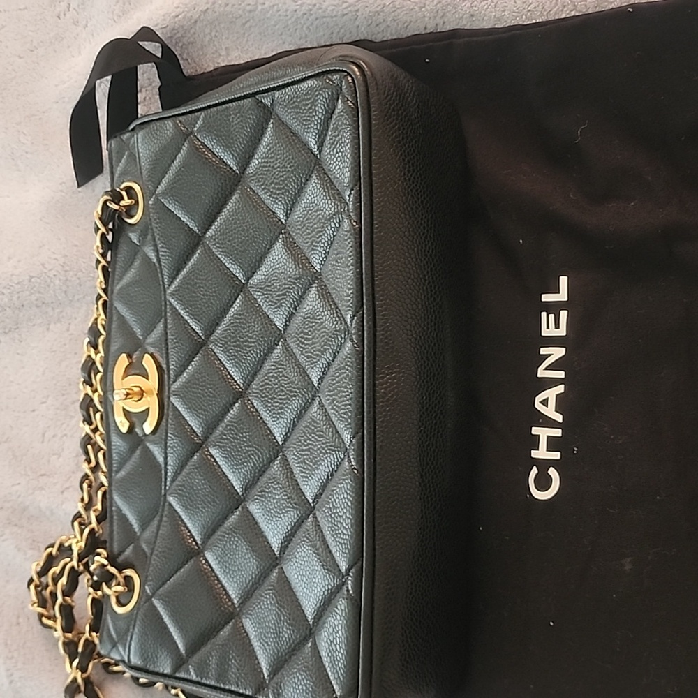 💯 Classic Chanel Black Quilted Shoulder Bag with Gold Chain - Picture 8 of 9
